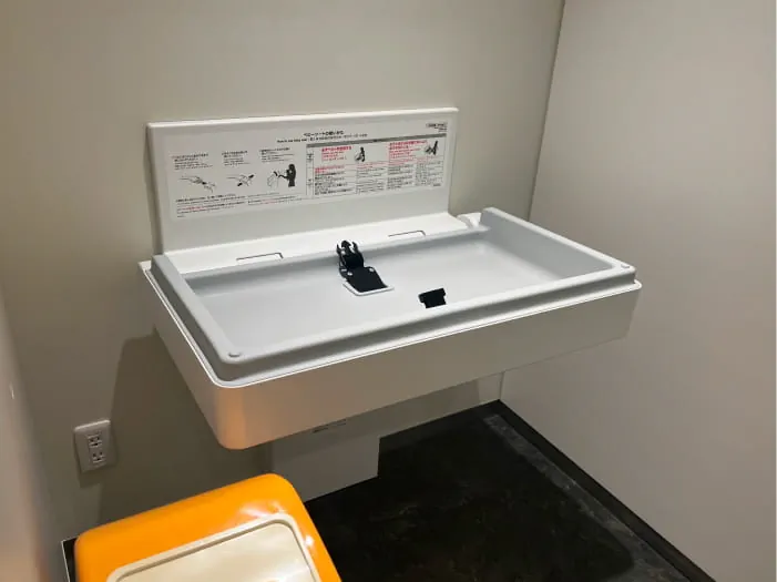 수유실(완전 개인실), 기저귀 교체대, 종이 기저귀 회수 박스, 조유용 온수기